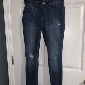 blue jeans w/ hole detail